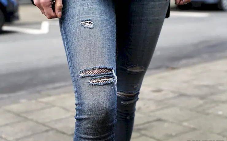 В джинсах и колготках