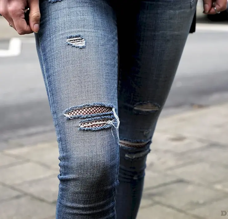 В джинсах и колготках