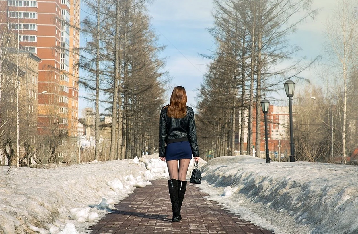 В мини юбке зимой