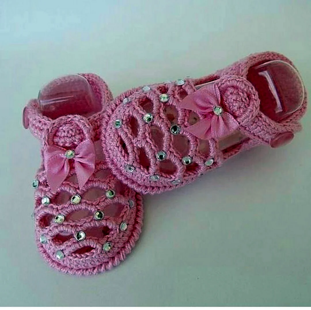 Вязаные пинетки-сандалики для новорожденных