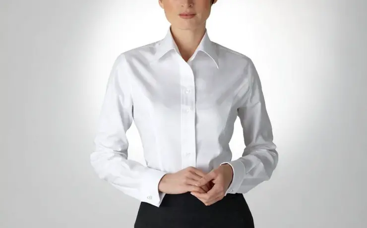 Женщина в белой рубашке