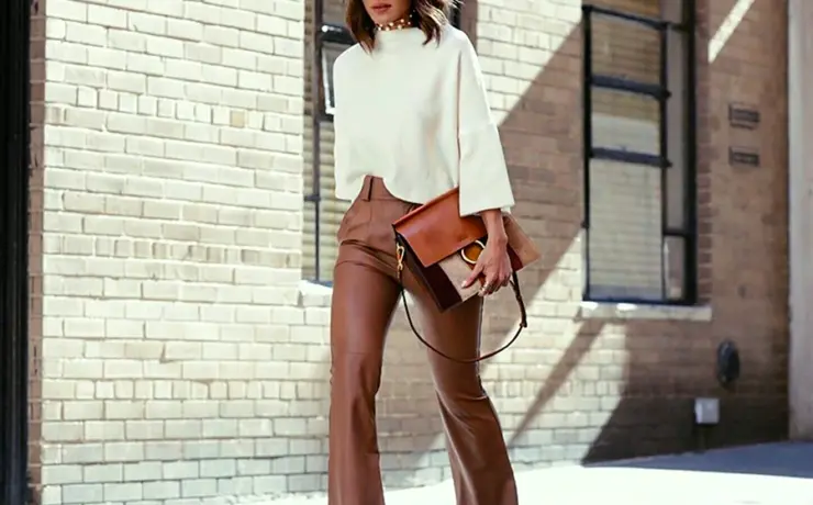 Женские коричневые штаны с белой водолазкой