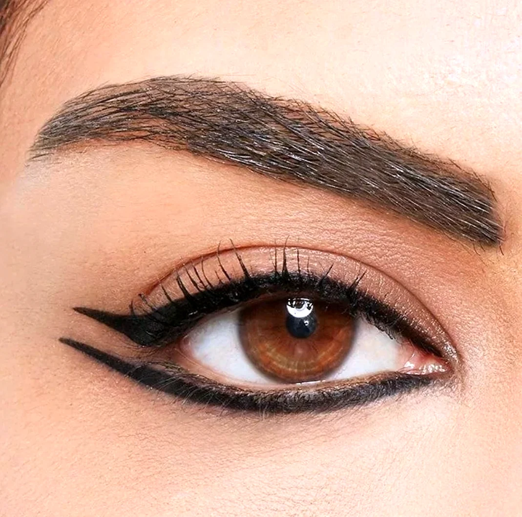 Eyeliner eye. Айлайнер стрелки. Двойные стрелки макияж. Макияж с необычными стрелками. Подводка для глаз.