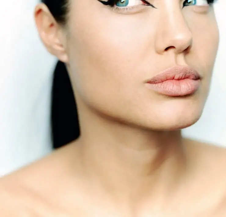 Анджелина Джоли макияж стрелки