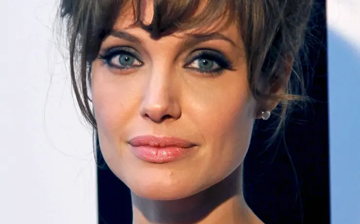 Анджелина Джоли с челкой