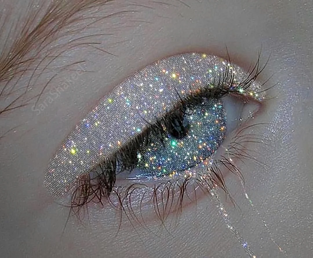 Glamorous glitter eyeshadow. Блестки. Макияж с блестками для глаз. Эстетика глаза с блестками. Макияж с серебряными блестками.