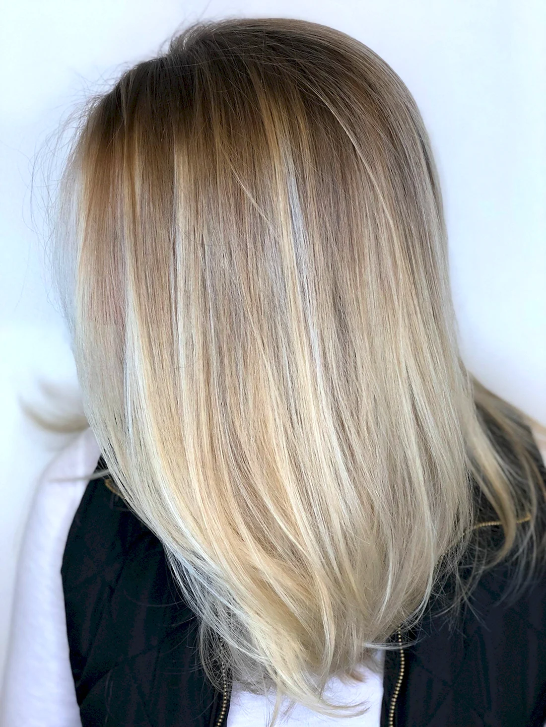 «Зимняя блондинка», или обратный балаяж — новое окрашивание, при котором волосы выглядят «дорого»