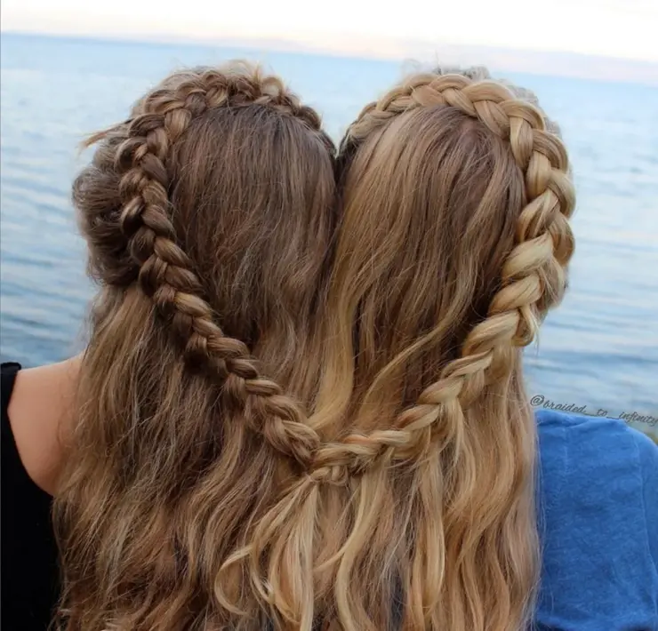 Девушки с переплетенными косами