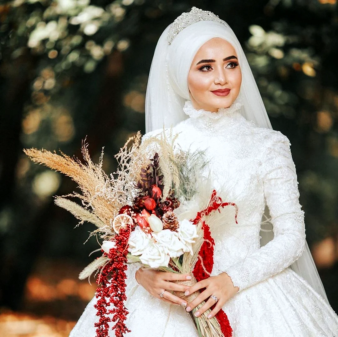 Девушки в свадебных платьях в хиджабе