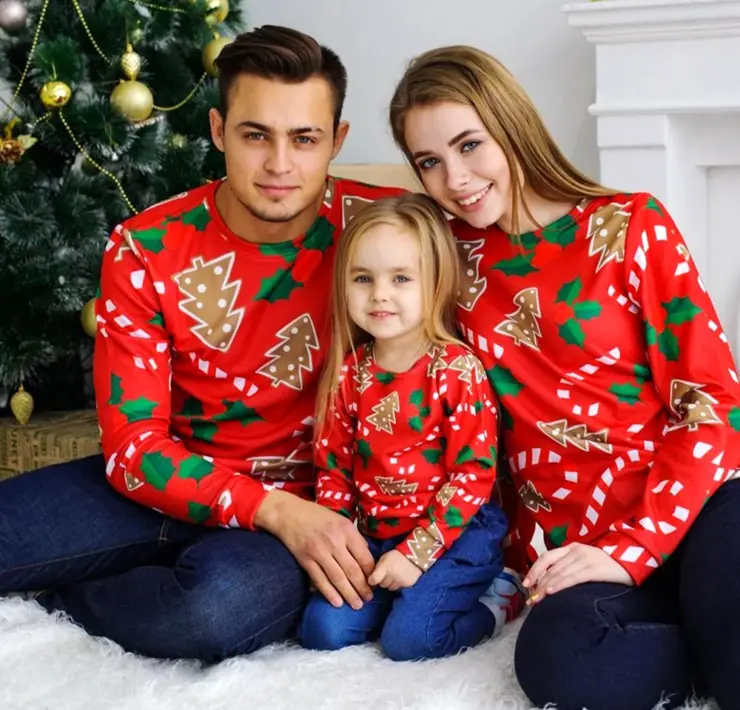 Новогодние свитера для всей семьи в одном стиле