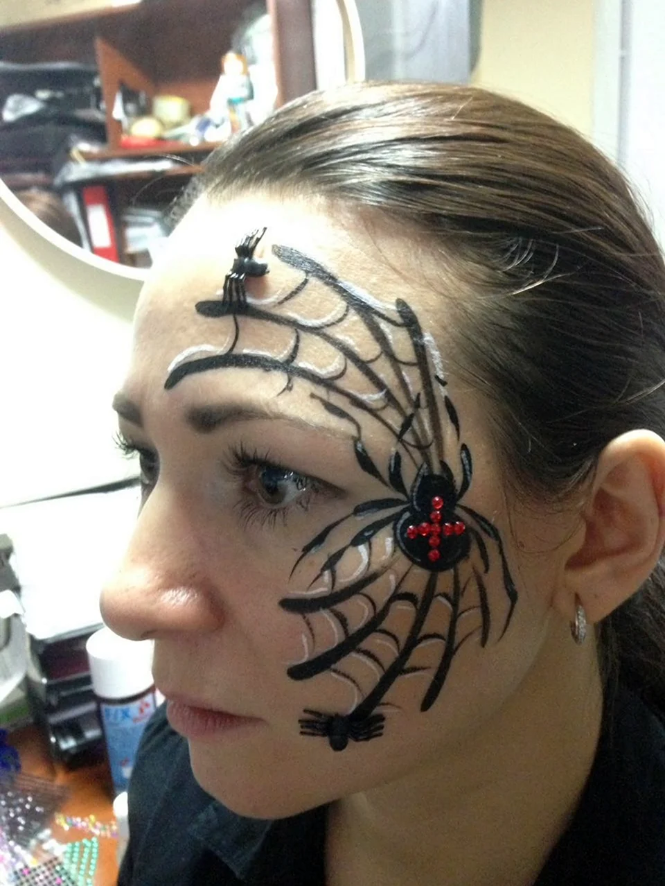 Паутина с пауком на лице