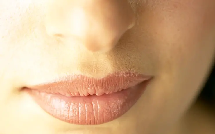 Перманентный макияж губ бежевый