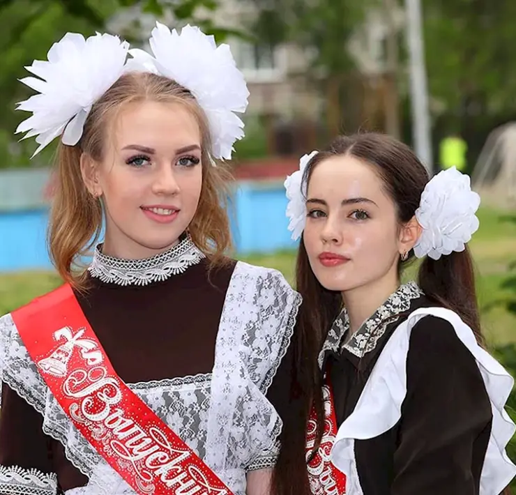 Прически с бантиками на последний звонок