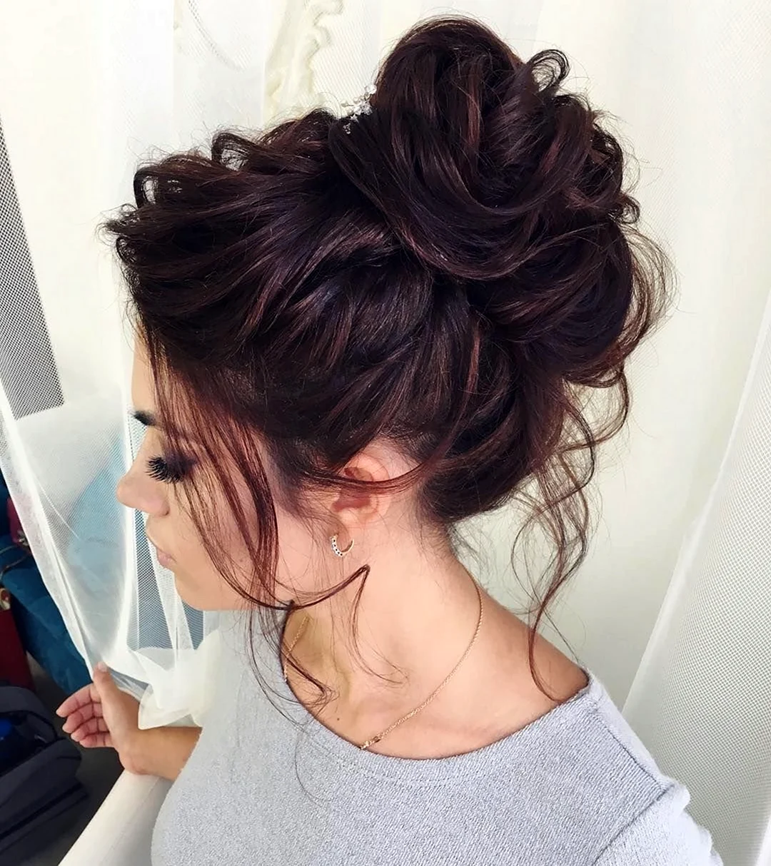 Прическа messy bun. Прическа пучок с кудрями. Прическа объемный пучок.