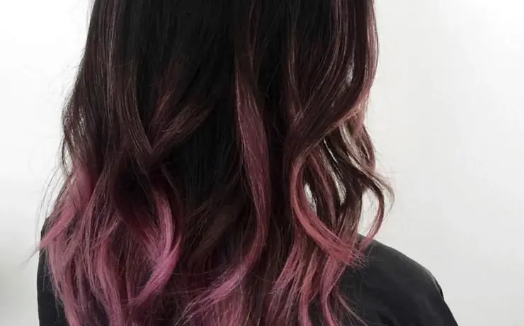 Розовые пряди на темных волосах