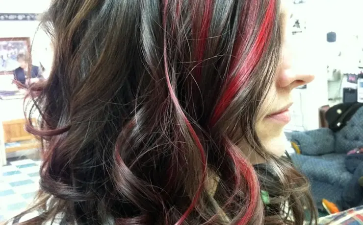 Темные волосы и красные ПРЯТКИ