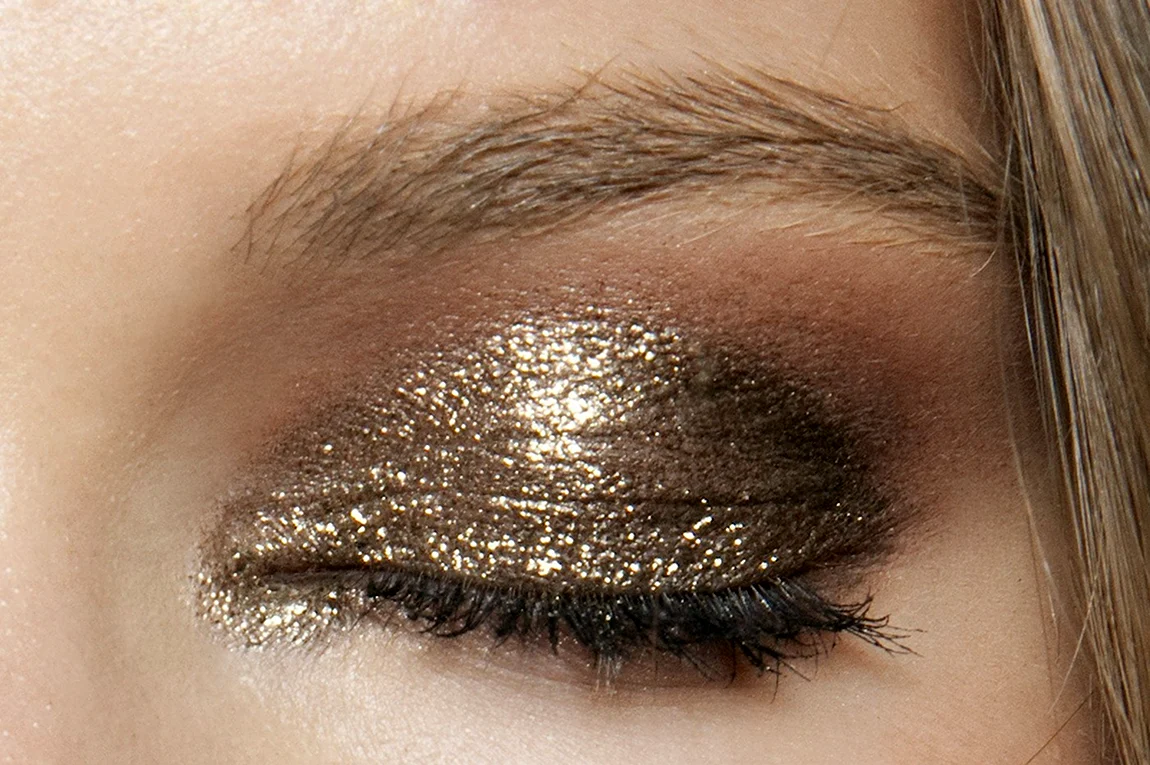 Glamorous glitter eyeshadow. Золотые тени диор. Макияж с золотыми тенями. Макияж с золотыми блестками. Макияж с золотистыми тенями.